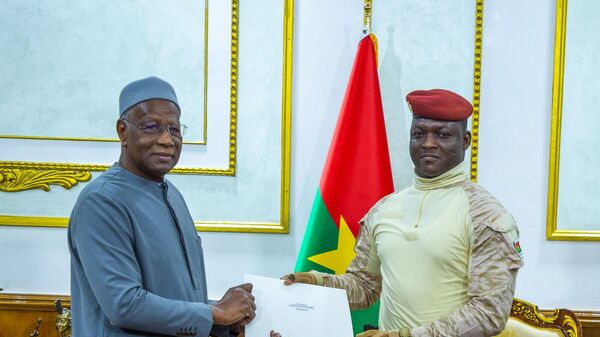 Le Président du Faso, Ibrahim Traoré, et l'envoyé spécial du Président sénégalais, Abdoulaye Bathil, à Ouagadougou, le 10 octobre 2024 - Sputnik Afrique