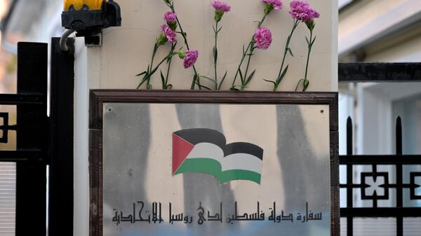 Flowers at the Palestinian embassy in Moscow in memory of those killed during the Palestinian-Israeli conflict. - Sputnik Africa