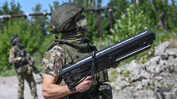 A Russian serviceman of the Tsentr Battlegroup holds an anti-drone gun  - Sputnik Africa