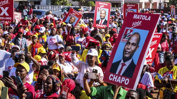 Supporters take part in a ruling party rally to support presidential candidate Daniel Chapo ahead of elections, in Maputo, Mozambique, Sunday, Oct. 6, 2024. - Sputnik Africa