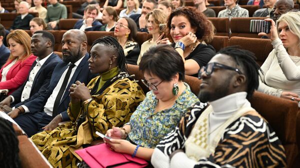 Spectators at the grand opening of the Second Festival of African Culture “Africa. Together Towards the Future” in the Engineering Building of the State Tretyakov Gallery in Moscow - Sputnik Africa