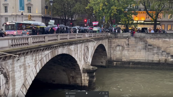 Manifestation organisée à Paris le 17 octobre 2024 en mémoire du massacre d'Algériens du 17 octobre 1961 - Sputnik Afrique