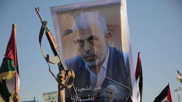 Houthi supporters raise a poster of Hamas leader Yahya Sinwar, who killed by Israeli troops in Gaza, during an anti-Israel rally in Sanaa, Yemen, Friday, Oct. 18, 2024. - Sputnik Africa