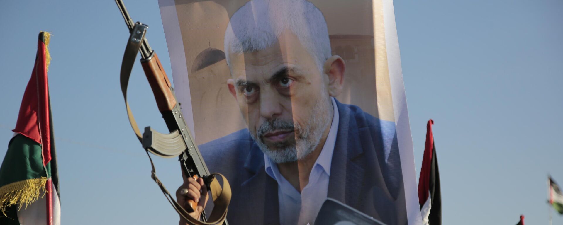 Houthi supporters raise a poster of Hamas leader Yahya Sinwar, who killed by Israeli troops in Gaza, during an anti-Israel rally in Sanaa, Yemen, Friday, Oct. 18, 2024. - Sputnik Africa, 1920, 19.10.2024