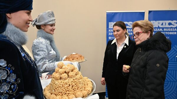 Arrivée en Russien la présidente de la banque des BRICS déguste des spécialités locales - vidéo