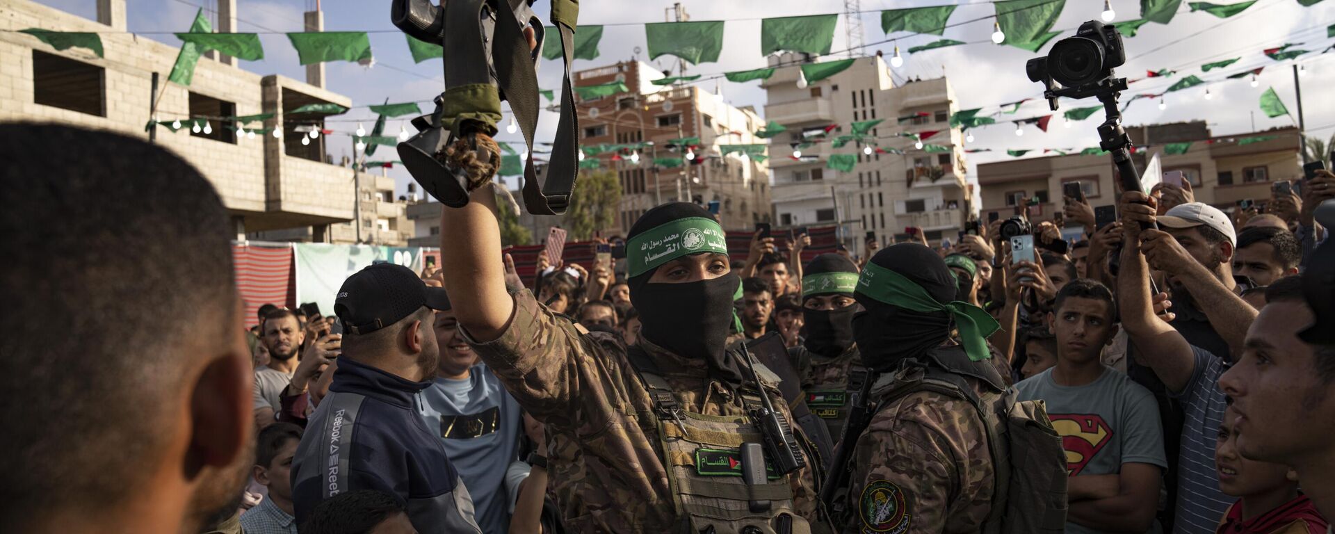 A member of Hamas' military wing raises a rifle seized from Israeli security forces during an arms show for the group at Nusseirat refugee camp, central Gaza Strip, Friday, June 30, 2023 - Sputnik Africa, 1920, 20.10.2024