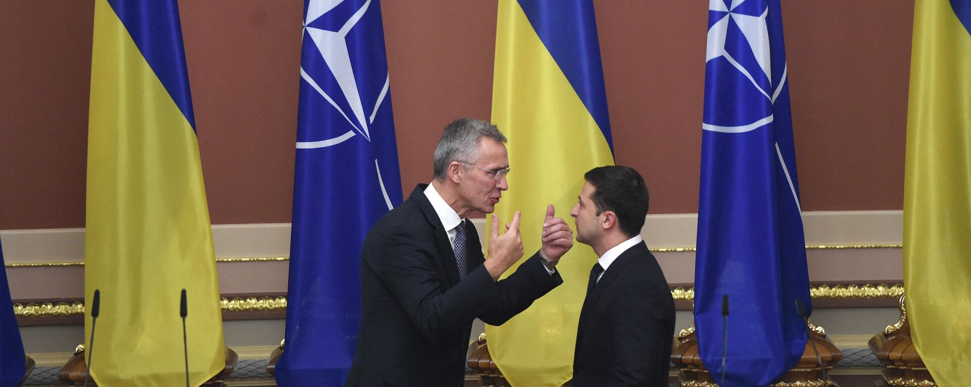 Ukrainian President Volodymyr Zelensky and NATO Secretary General Jens Stoltenberg hold a joint press conference following a meeting in Kiev on October 31, 2019 - Sputnik Africa, 1920, 21.10.2024