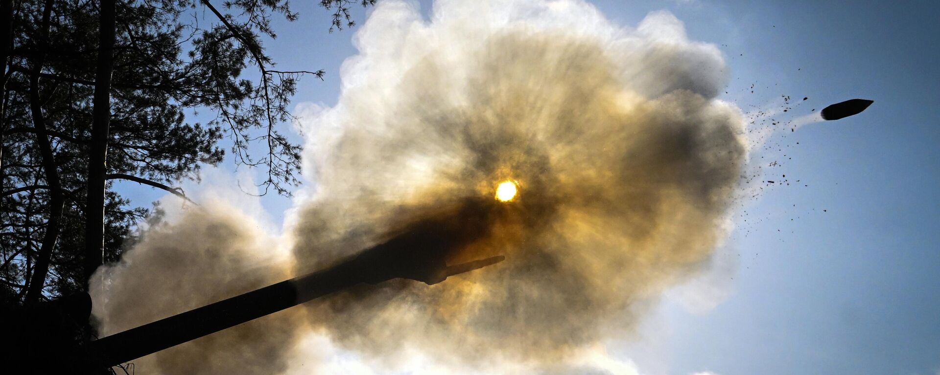 A Russian serviceman of the Central Military District fires a D-30 howitzer towards Ukrainian positions - Sputnik Africa, 1920, 21.10.2024