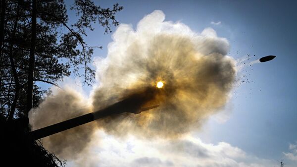 A Russian serviceman of the Central Military District fires a D-30 howitzer towards Ukrainian positions - Sputnik Africa