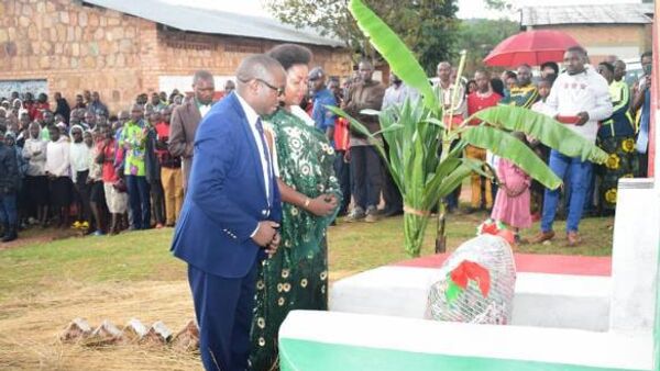 Le gouverneur de la province Cankuzo et son épouse, en train de déposer une gerbe de fleur au monument de la démocratie  - Sputnik Afrique