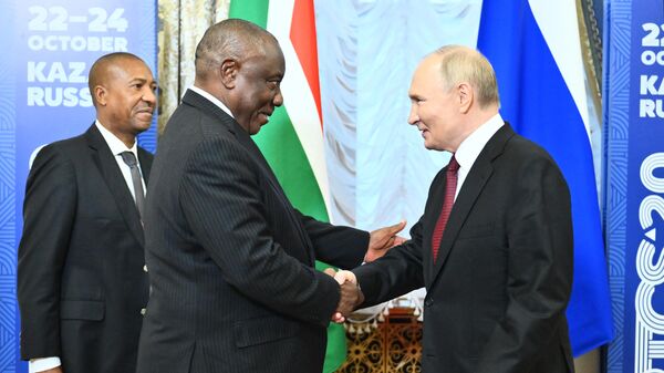 Russian President Vladimir Putin and South African President Cyril Ramaphosa during a meeting at the 16th BRICS summit in Kazan. - Sputnik Afrique