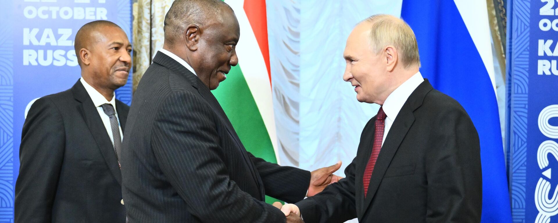 Russian President Vladimir Putin and South African President Cyril Ramaphosa during a meeting at the 16th BRICS summit in Kazan. - Sputnik Africa, 1920, 22.10.2024