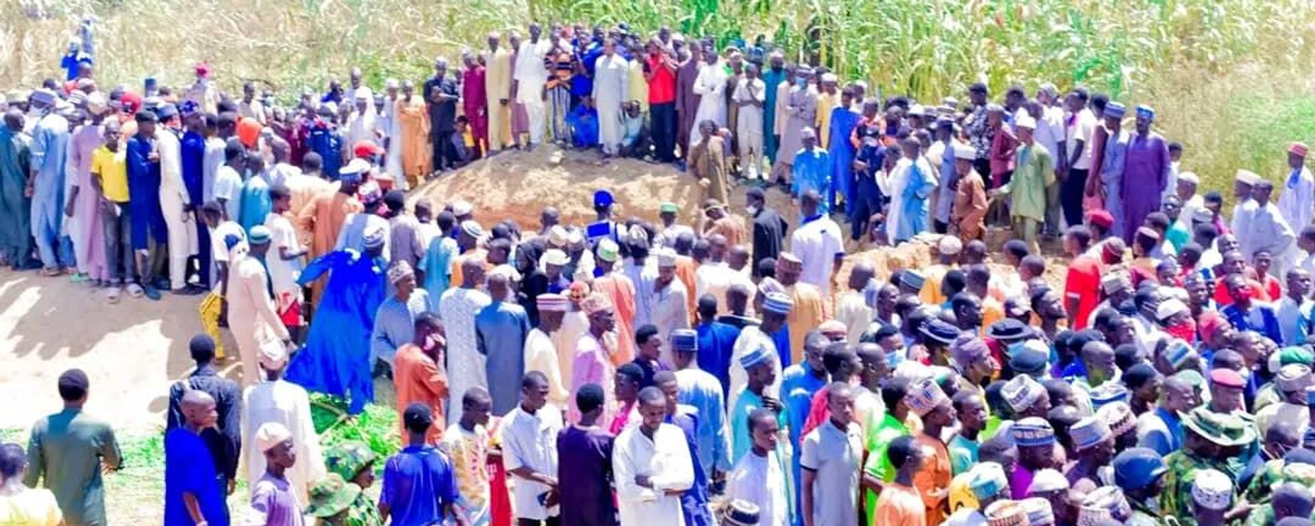 A mass burial for the victims of a gasoline tanker explosion held on October 16 in Majiya. - Sputnik Africa, 1920, 23.10.2024