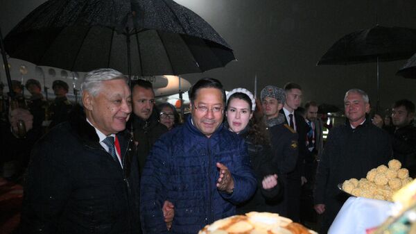 Bolivian President Luis Alberto Arce Catacora (in the center), who arrived to participate in the 16th BRICS Summit, during a welcoming ceremony at Kazan airport - Sputnik Africa