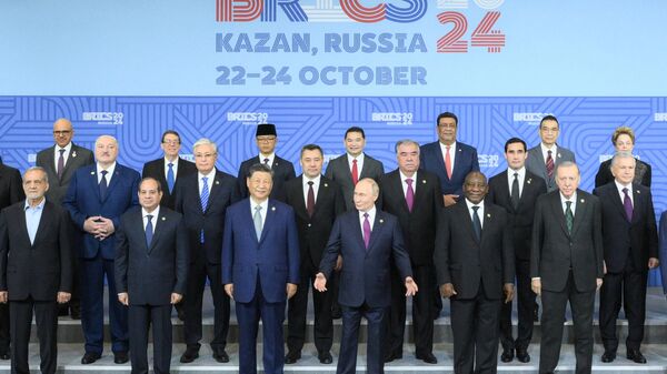 XVI BRICS Summit. BRICS heads of delegation pose for a photo - Sputnik Afrique