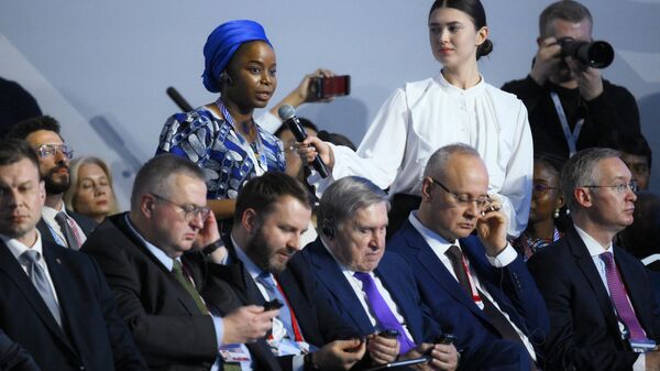 Journalist Sike Doumbe asks a question during a press conference of Russian President Vladimir Putin as part of the 16th BRICS summit in Kazan. - Sputnik Africa