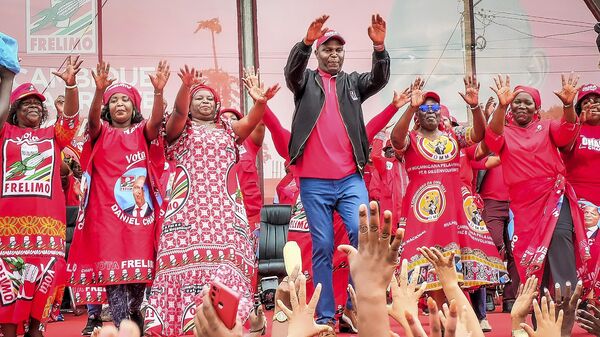 Supporters take part in a ruling party rally for presidential candidate Daniel Chapo, center, ahead of elections, in Maputo, Mozambique, Sunday, Oct. 6, 2024 - Sputnik Africa