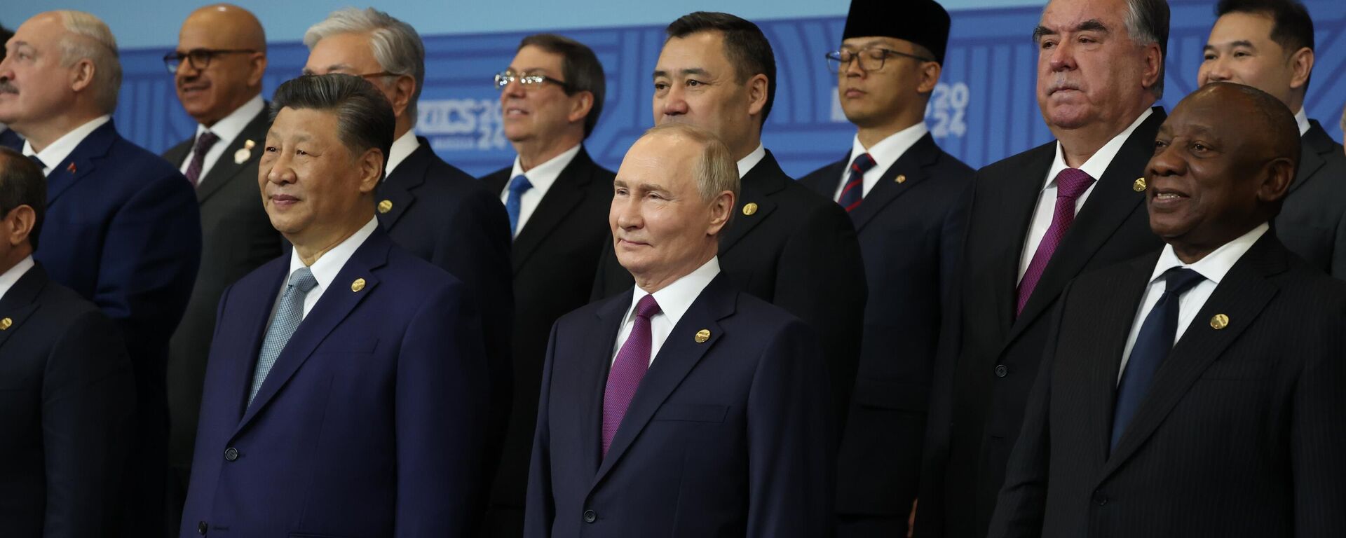 Russian President Vladimir Putin and Chinese President Xi Jinping (left) at a joint photo ceremony of BRICS leaders as part of the 16th BRICS summit in Kazan on October 24, 2024. - Sputnik Africa, 1920, 25.10.2024