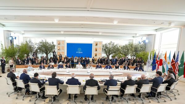 Pope Francis, center, addresses world leaders during a working session on AI, Energy, Africa and Mideast at the G7 summit, Italy, Friday, June 14, 2024 - Sputnik Africa