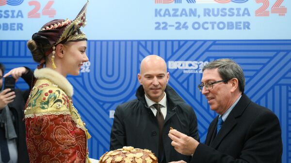 Cuban Foreign Minister Bruno Rodríguez Parrilla (right), who arrived to participate in the 16th BRICS summit, during a welcoming ceremony at the Kazan airport. - Sputnik Africa