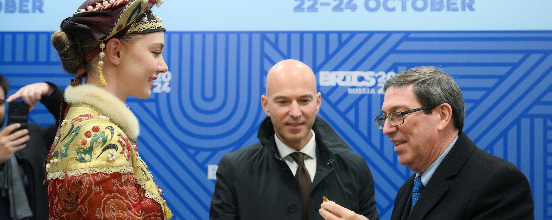 Cuban Foreign Minister Bruno Rodríguez Parrilla (right), who arrived to participate in the 16th BRICS summit, during a welcoming ceremony at the Kazan airport. - Sputnik Africa, 1920, 26.10.2024