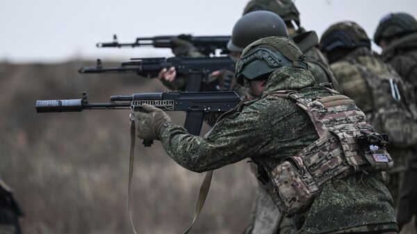 Servicemen of the 1430th Guards Motorized Rifle Regiment of the Russian Armed Forces during shooting training in the Zaporizhzhya direction in the special military operation zone. - Sputnik Africa