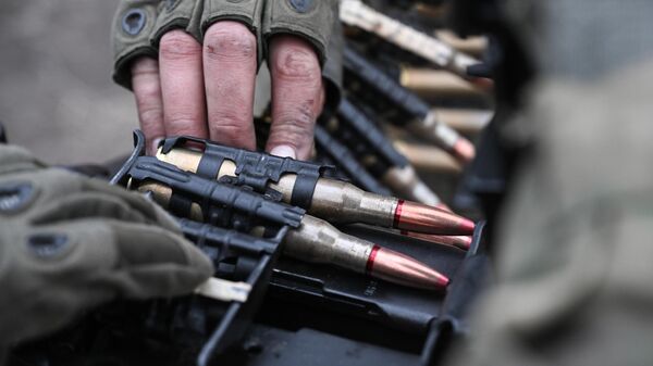 A serviceman of the 1430th Guards Motorized Rifle Regiment of the Russian Armed Forces prepares a machine gun belt during shooting training in the Zaporizhzhya direction in the special military operation zone. - Sputnik Africa