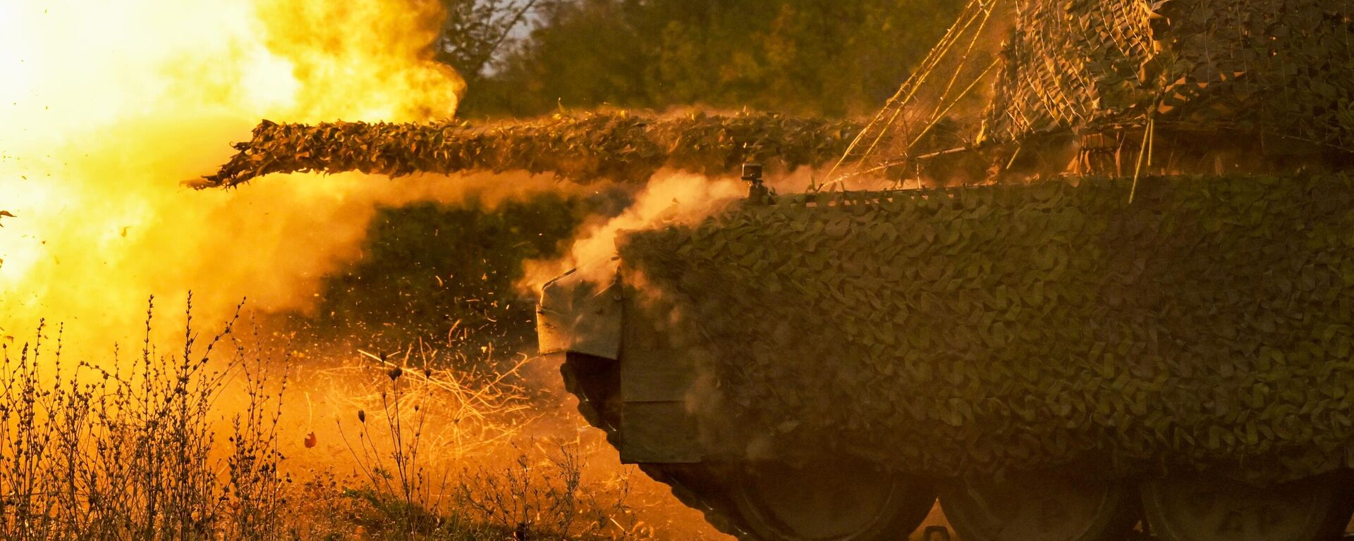 A T-72B3M tank of the Central Military District of the Russian Armed Forces fires at Ukrainian Armed Forces positions in the Pokrovsky direction of the special military operation. - Sputnik Africa, 1920, 28.10.2024