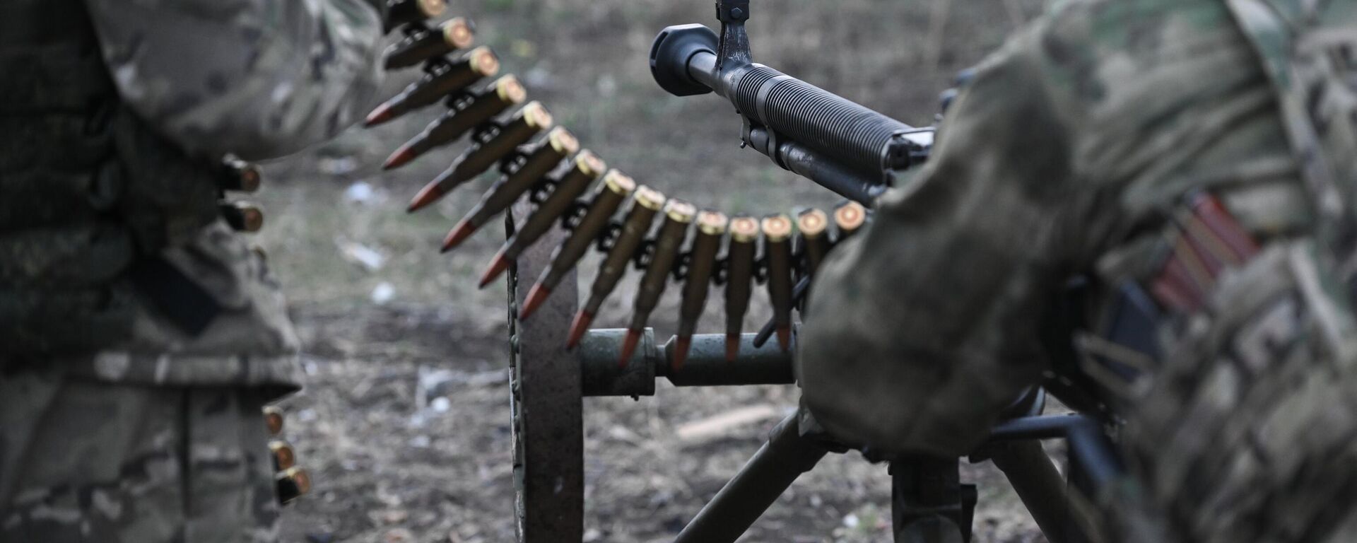 A serviceman of the 1430th Guards Motor Rifle Regiment of the Russian Armed Forces during shooting training in the Zaporizhzhya direction in the special military operation zone. - Sputnik Africa, 1920, 28.10.2024