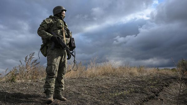 A Russian serviceman of the 1430th Motorised Rifle Gaurds Regiment of the Russian Armed Forces is seen at a position in the Zaporozhye sector of the frontline - Sputnik Africa