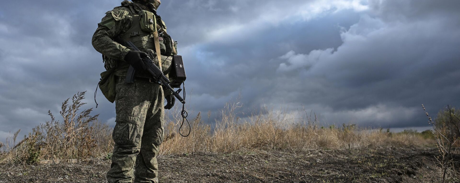 A Russian serviceman of the 1430th Motorised Rifle Gaurds Regiment of the Russian Armed Forces is seen at a position in the Zaporozhye sector of the frontline - Sputnik Africa, 1920, 28.10.2024