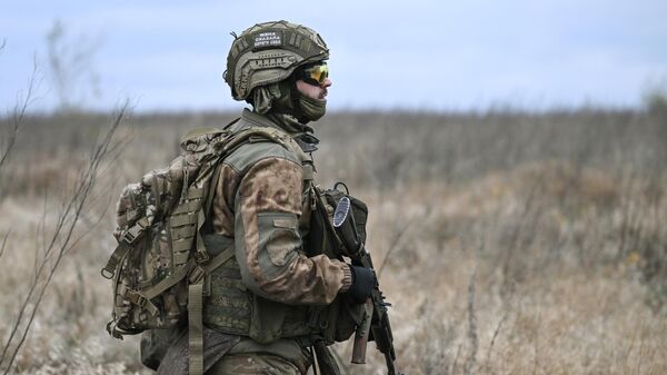 A serviceman of the 1430th Guards Motor Rifle Regiment of the Russian Armed Forces during tactical medicine training in the Zaporizhzhya direction of the special military operation. - Sputnik Africa