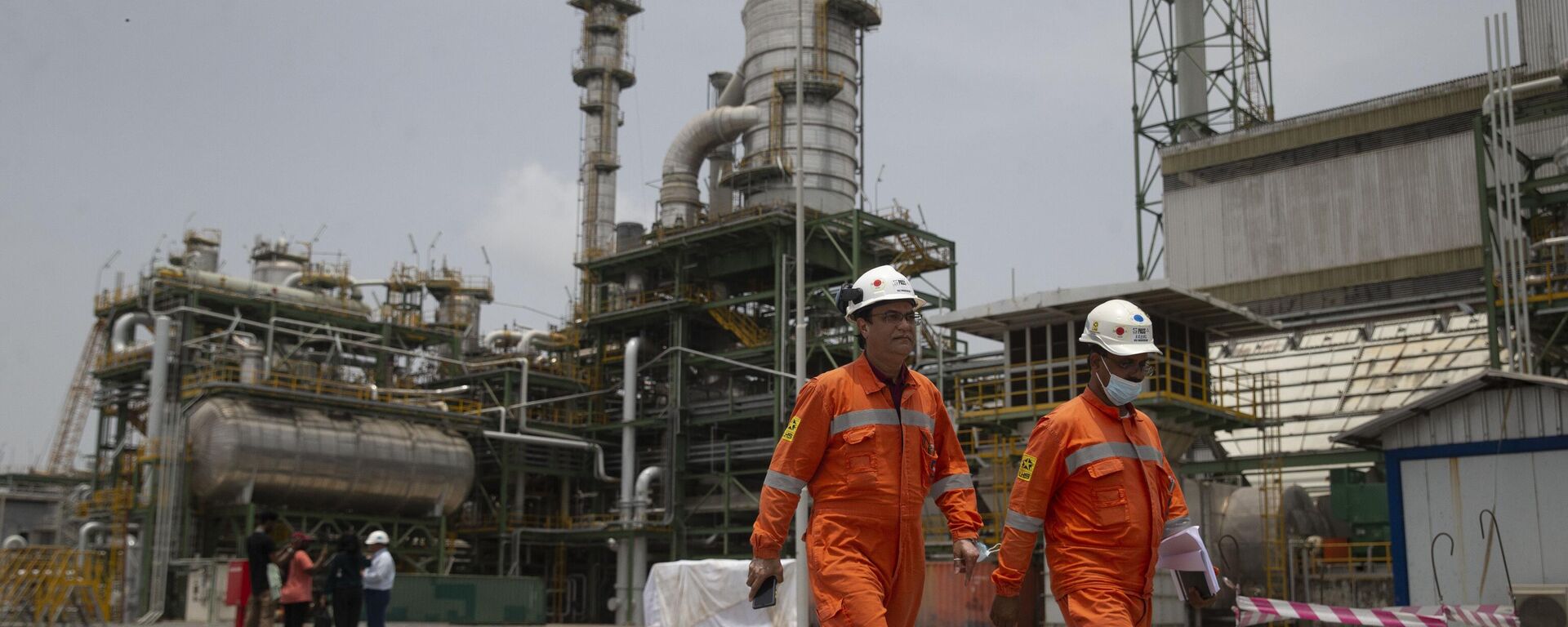 Walkers walk past newly inaugurated Dangote fertilizer plant in Lagos, Nigeria, Tuesday, March 22, 2022. - Sputnik Africa, 1920, 29.10.2024