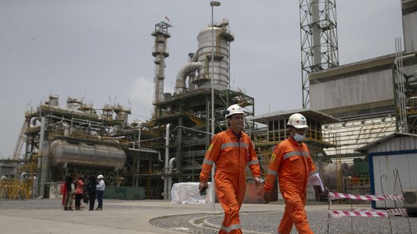 Walkers walk past newly inaugurated Dangote fertilizer plant in Lagos, Nigeria, Tuesday, March 22, 2022. - Sputnik Africa