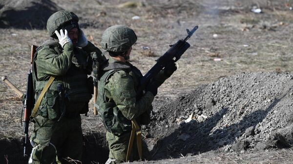 The first footage of Russian troops moving through the town of Selidovo in the Donetsk People's Republic. - Sputnik Africa