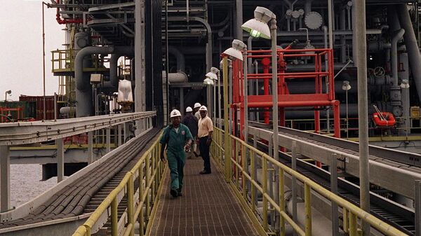 ChevronTexaco rig workers cross a footbridge on an oil platorm at Takula, one of Angola's richest oil fields, 40km (25 Miles) off the coast of the petrolium-rich enclave of Cabinda Friday, July 12 2002. - Sputnik Africa