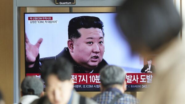 A TV screen shows an image of North Korean leader Kim Jong Un during a news program at the Seoul Railway Station in Seoul, South Korea, Thursday, Oct. 31, 2024. - Sputnik Afrique