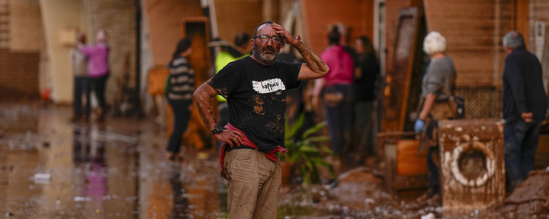 A man reacts in front of houses affected by floods in Utiel, Spain, Wednesday, Oct. 30, 2024.  - Sputnik Africa, 1920, 31.10.2024