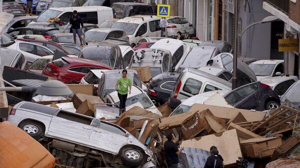 Vehicles are seen piled up after being swept away by floods in Valencia, Spain, Thursday, Oct. 31, 2024.  - Sputnik Africa