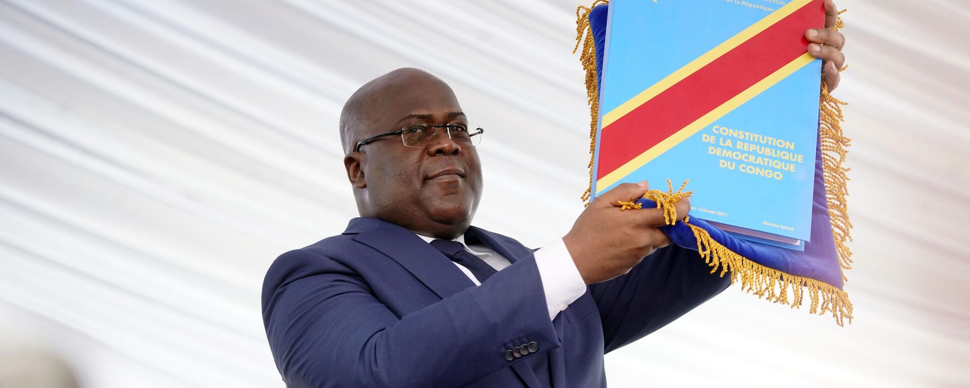 Congolese President Felix Tshisekedi holds the constitution after being sworn in in Kinshasa, Democratic Republic of the Congo, Thursday Jan. 24, 2019. - Sputnik Africa, 1920, 08.02.2025