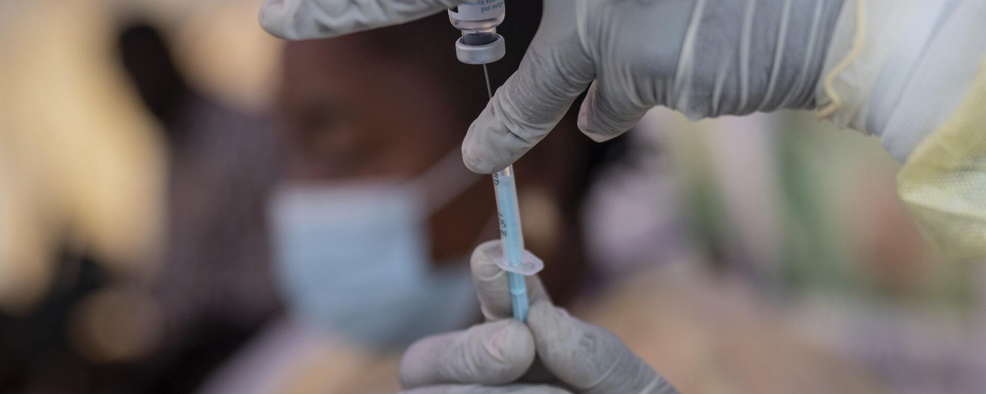 A nurse prepares to administer a vaccine against mpox, at the General hospital, in Goma, Democratic Republic of Congo Saturday, Oct. 5, 2024. - Sputnik Africa, 1920, 06.11.2024