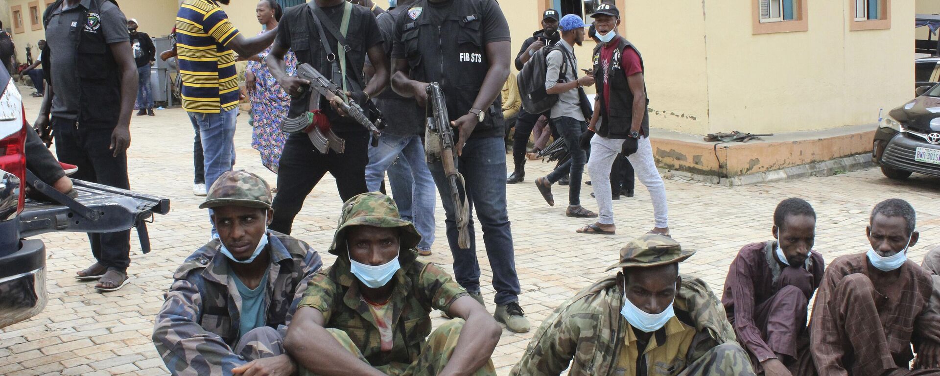 Three men seated on the ground, identified by police officers as kidnappers of The Bethel Baptist High School students, are shown to the media in Abuja, Nigeria. Thursday, Sept. 23, 2021 - Sputnik Africa, 1920, 03.11.2024