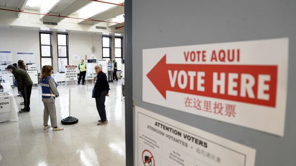 Des électeurs déposent leurs bulletins de vote lors des élections législatives américaines, un bureau de vote à Washington, DC - Sputnik Afrique