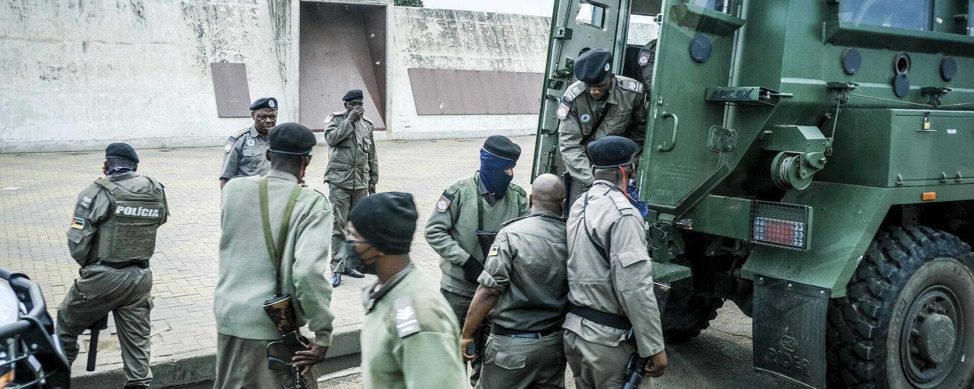 Mozambican police deploys in the streets of Maputo, Mozambique, Monday, Oct. 21, 2024, during a nationwide shutdown protest following a disputed Oct. 9 election - Sputnik Africa, 1920, 03.11.2024