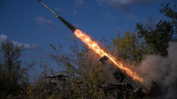 Russian servicemen fire a BM-27 9K57 Uragan (Hurricane) multiple rocket launcher towards Ukrainian positions  - Sputnik Africa