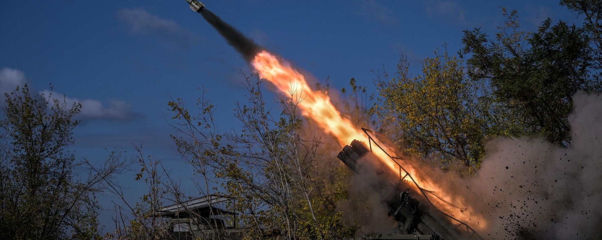 Russian servicemen fire a BM-27 9K57 Uragan (Hurricane) multiple rocket launcher towards Ukrainian positions  - Sputnik Africa, 1920, 12.11.2024