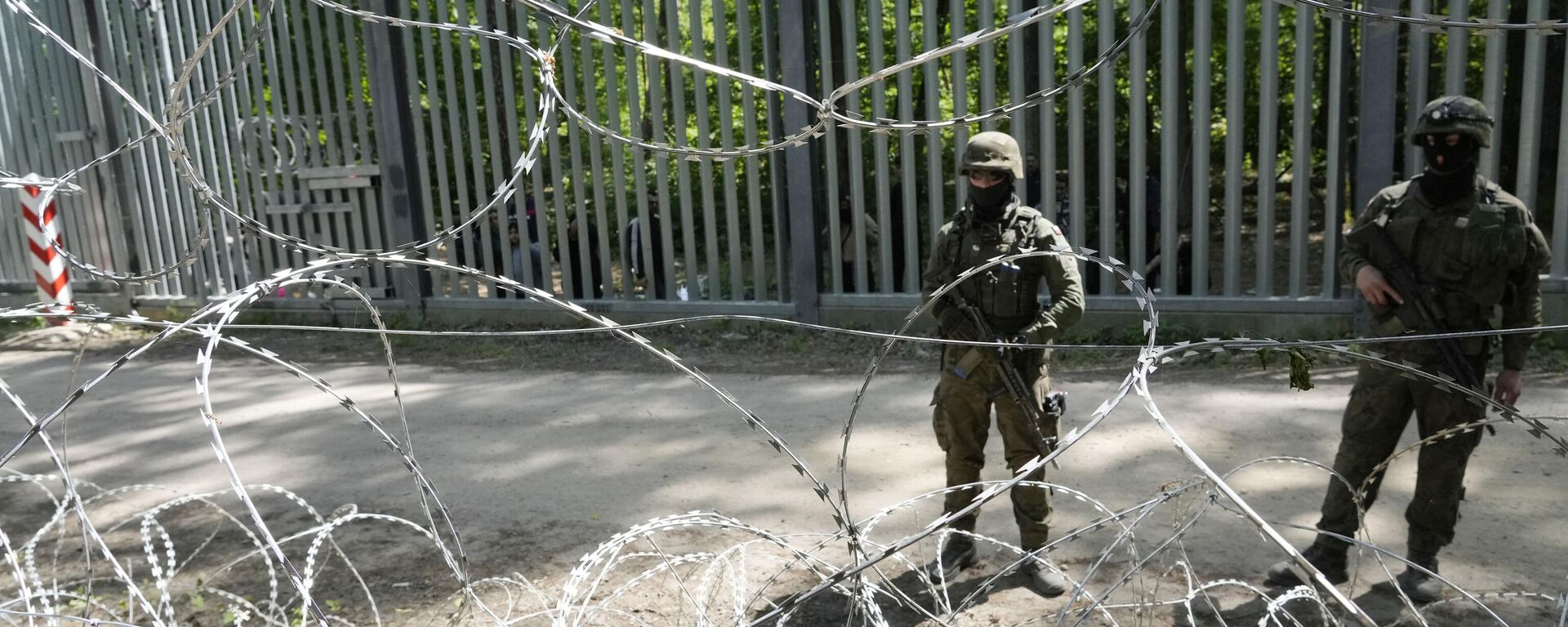 Polish troops guard the metal barrier border with Belarus - Sputnik Africa, 1920, 04.11.2024