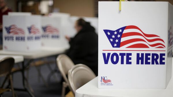 A woman votes in the presidential primary election at the the Summit View Church of the Nazarene in Kansas City, Mo., on March 10, 2020 - Sputnik Afrique