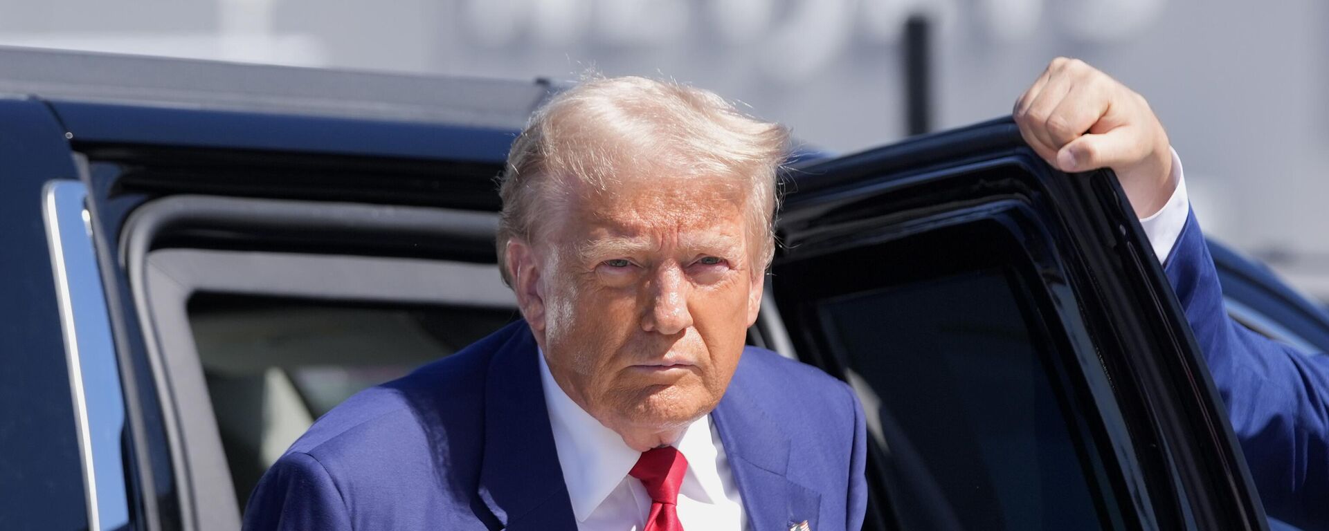 Republican presidential nominee former President Donald Trump arrives at Harry Reid International Airport to board a plane after a campaign trip, Saturday, Sept.14, 2024, in Las Vegas.  - Sputnik Africa, 1920, 05.11.2024