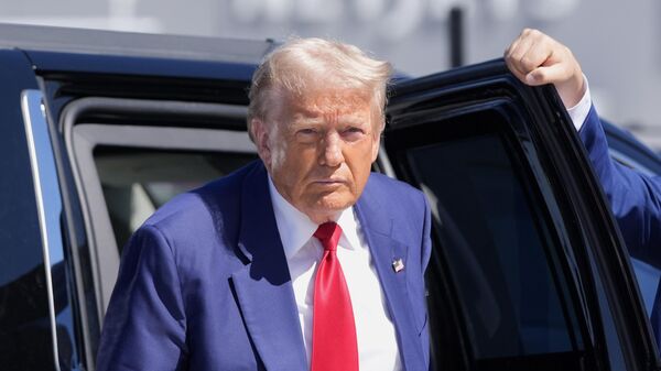 Republican presidential nominee former President Donald Trump arrives at Harry Reid International Airport to board a plane after a campaign trip, Saturday, Sept.14, 2024, in Las Vegas.  - Sputnik Africa